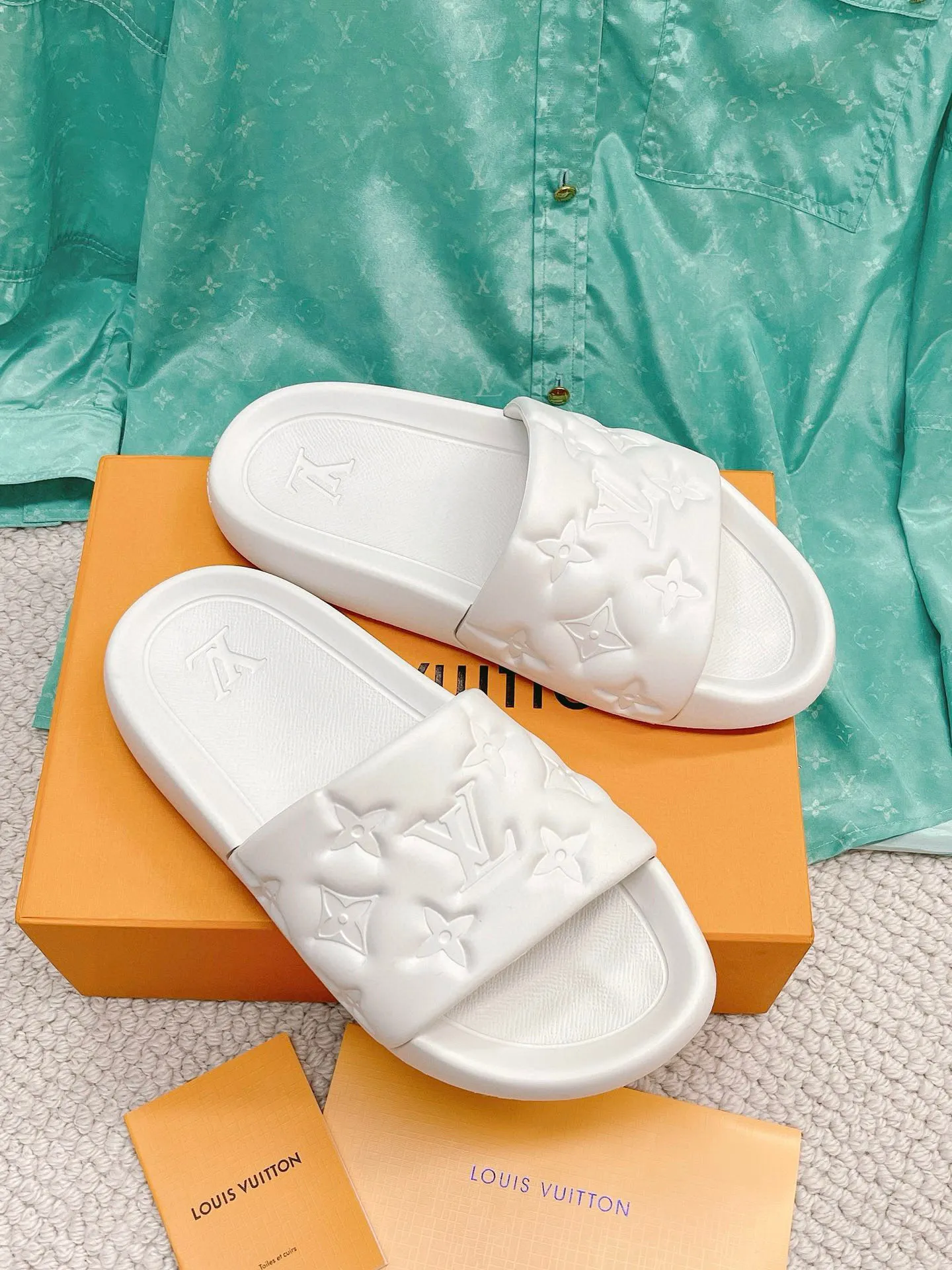 Factory price: 260💰【𝐋𝐕 Slippers】▪️Shoe size: Men's 38-45 ▪️Packaging: Counter top quality~original packaging 𝟐𝟎𝟐3 Louis Vuitton counter's new embossed slippers, L's monogram embossed slippers, Waterfront sandals are back, the upper buckle is embossed with LV's iconic Monogram pattern. Made of waterproof rubber with a comfortable and resilient insole. The lightweight, flexible outsole is embossed with the Louis Vuitton logo. ▪️Fabric: Original molded rubber foam surface ▪️Technology: embossed logo ▪️Sole: Original molded rubber foam outsole ▪️Sole thickness: 3CM.